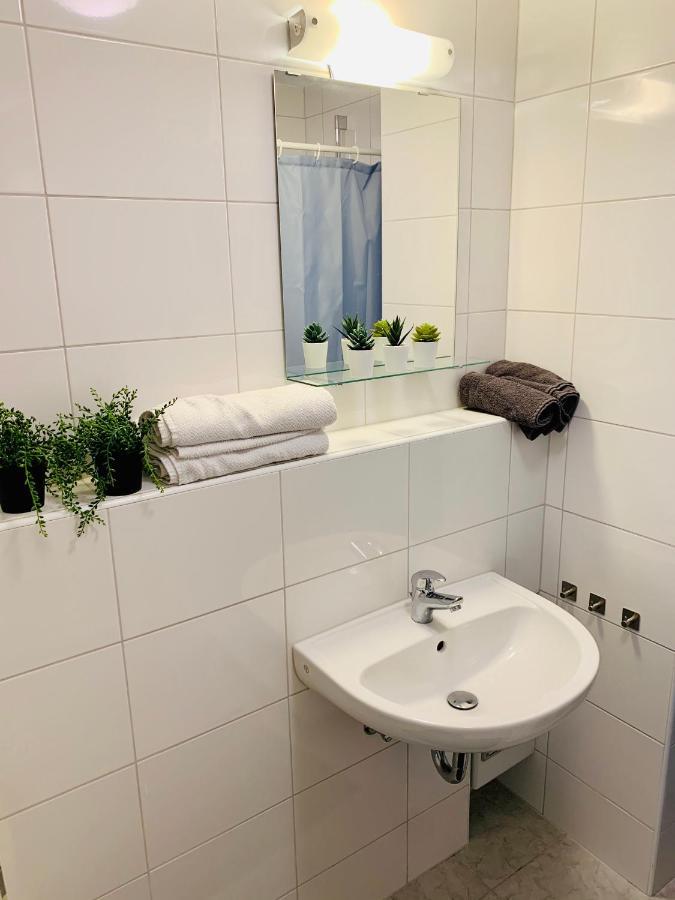 Direkte Uninaehe: Ferienwohnung Mit Grossem Doppelbett, Kuechenzeile Und Neu Renoviertem Badezimmer ฮอมบวร์ก ภายนอก รูปภาพ