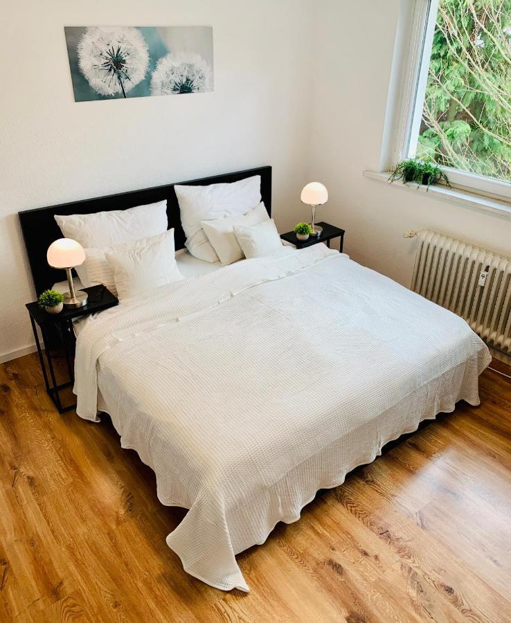Direkte Uninaehe: Ferienwohnung Mit Grossem Doppelbett, Kuechenzeile Und Neu Renoviertem Badezimmer ฮอมบวร์ก ภายนอก รูปภาพ